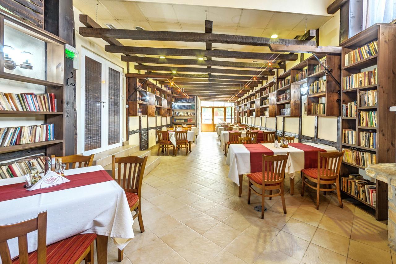 Coop, Otel